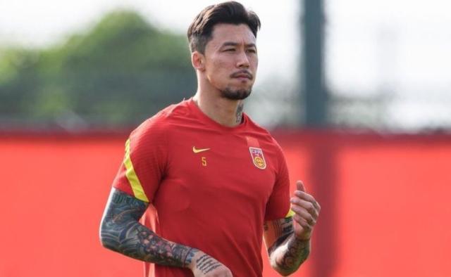 开云平台-国足尝试多套后防组合补短板 从“新”出发押宝2老？