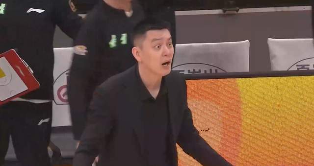 开云平台-真被坑惨了！辽篮还不放弃，带着他奔赴客场，杨鸣还能忍多久？